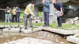 7-3.이상일 용인시장이 보정동 풍덕천제2고가 하부구간을 살펴보고 있다..jpg