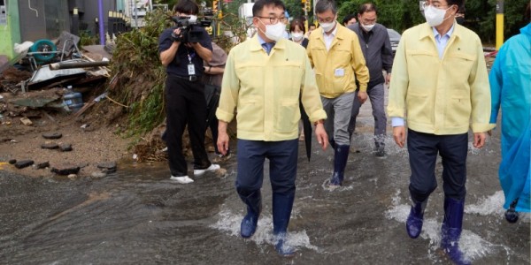 20220811 용인특례시의회 윤원균 의장 수해현장 찾아 1.jpg