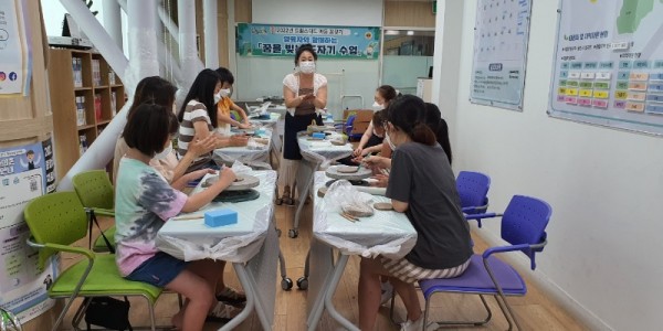 2. 도자기 공예 프로그램 운영 모습.jpeg