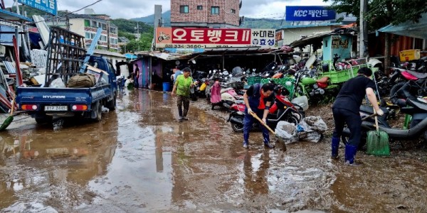 8-1. 모현읍 이장협의회에서 왕산4리를 찾아 복구작업을 하고 있다..jpeg