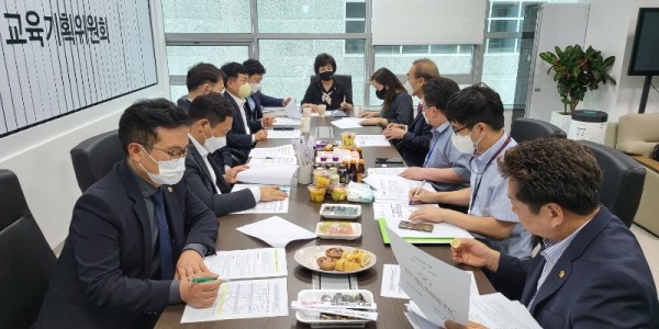 220812 황진희 의원, 2022학년도 2학기 학교 방역 사업 계획 보고받아.jpg