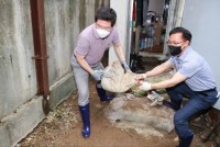 이상일 용인특례시장이 13일 수해 피해 현장에서 복구 작업을 하고 있다. (2).jpg