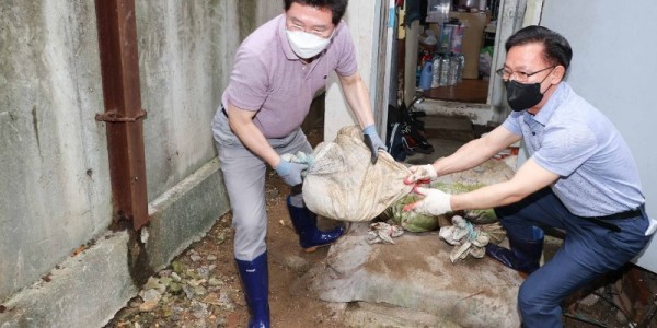 이상일 용인특례시장이 13일 수해 피해 현장에서 복구 작업을 하고 있다. (2).jpg