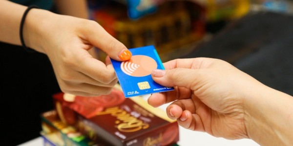 3. 한 시민이 용인와이페이를 이용해 결제하고 있는 모습.JPG