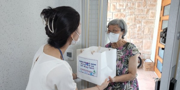 8-4. 성복동 관계자가 독립유공자 가구를 찾아 삼계탕을 전달하고 있다..JPG