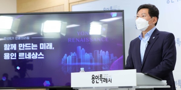 이상일 용인특례시장이 18일 취임 50일을 맞아 진행한 언론브리핑에서 기자들의 질문에 답하고 있다..JPG