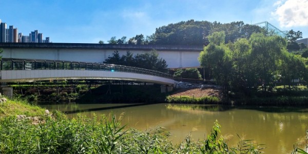 4.기흥구 중동 동백호수공원에 설치된 아치형 석재 데크.jpg