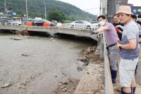 이상일 용인특례시장이 수해 피해 현장을 살피고 있다..jpg