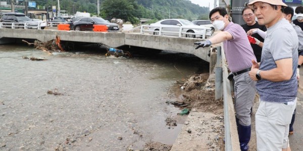 이상일 용인특례시장이 수해 피해 현장을 살피고 있다..jpg