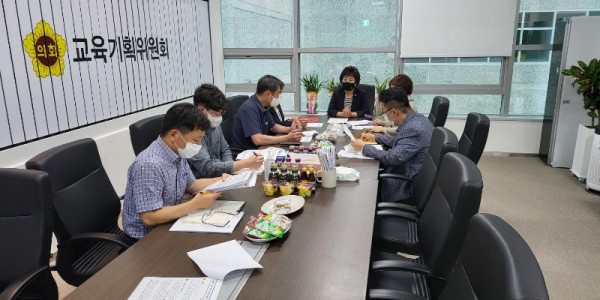 220819 황진희 의원, 무공해차 전환 관련 유치원 통학차량 현황 보고 받아.jpg