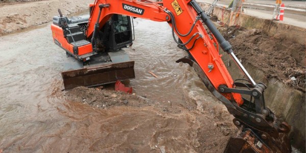 1-2. 수지구 고기교 동막천 긴급 준설 작업.jpg