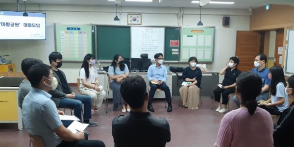 5. 마평어린이공원 안전 문제 해결을 위해 주민 대화모임을 진행하고 있다.jpg