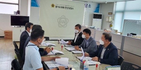 220823 김태희, 김철진, 강태형 의원, 경기신용보증재단 업무 보고 받아.jpg