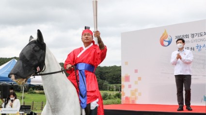 15-4. 제68회 경기도체육대회 성화채화식에서 첫 봉송주자가 성화봉을 들어올리고 있다.jpg