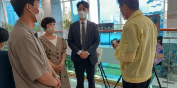 220824 김일중 의원, 신체장애인복지회 작품 전시회 방문 격려 (1).jpg