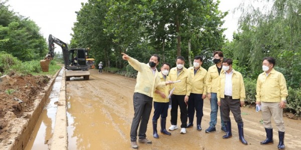 220824 도시환경위원회, ‘경기도 지방정원’ 조성지 수해발생 현장 방문 (4).jpg