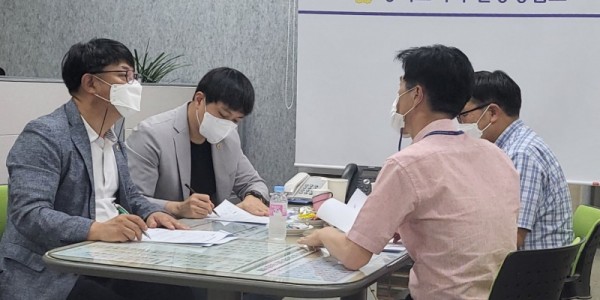 220824 김철현.김재훈.유영일 의원, 기후 에코그린센터 조성에 따른 도비 확보 관련 논의 (2).jpg