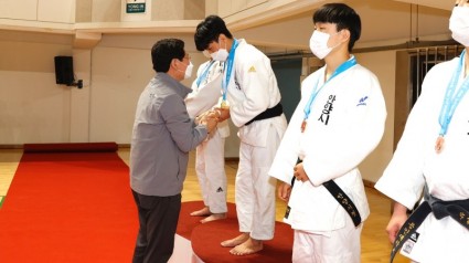 16-2. 이상일 용인특례시장이 금메달을 획득한 유도팀을 격려하고 있다.JPG