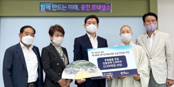 11. 이상일 용인특례시장이 법륜사 관계자들과 기념촬영을 하고 있다.jpeg