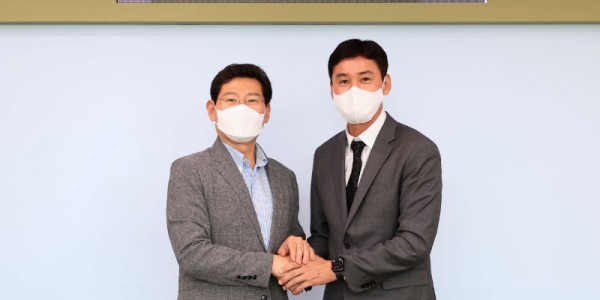 220826_용인출신 이정수 수원FC 수석코치, 유소년 축구발전에 써달라며 용인시에 4000만원 기탁_사진(1).JPG