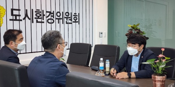 220829 유호준 의원 경기신용보증재단 남양주 이전 관련 보고 받아1.jpg