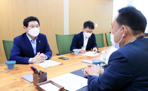 220829 (사진기사) 이상일 용인특례시장, 이충우 여주시장 만나 양 도시 발전 방향 논의 1.JPG
