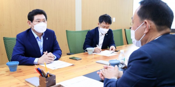220829 (사진기사) 이상일 용인특례시장, 이충우 여주시장 만나 양 도시 발전 방향 논의 1.JPG