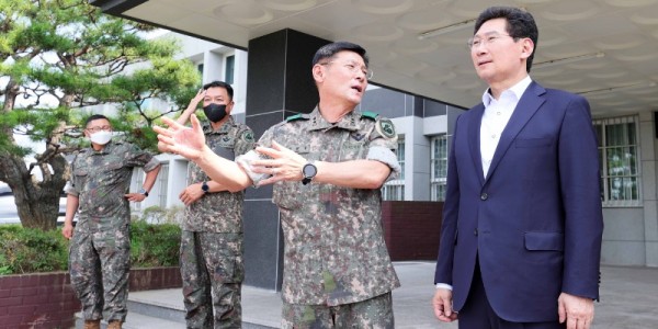 2-2. 이상일 용인특례시장이 배현국 제55보병사단장과 지역 현안에 대해 이야기 하고 있다..JPG