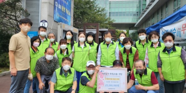 6. 신갈동 통잡협의회 위원들이 성금 기탁 후 기념촬영을 하고 있다.jpeg