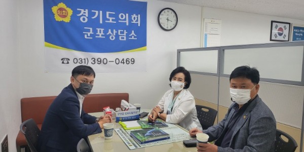220830 정윤경의원, 성기황의원 군포상담소에서 경기도 민생치안 관련 소통.jpg
