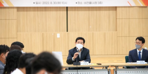 1-1. 이상일 용인특례시장이 제2회 용인시 민관협치위원회 회의에서 인사말을 하고 있다 (1).JPG