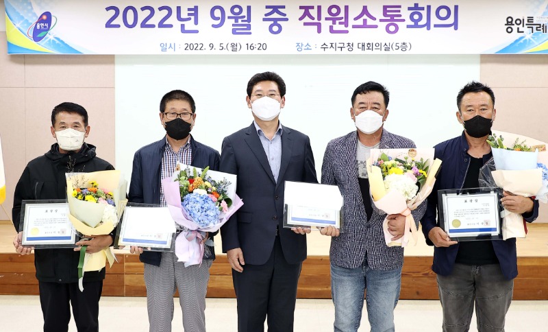 이상일 용인특례시장이 5일 수해 현장에서 인명을 구조한 이한순, 이형술, 이강민, 이강만(왼쪽부터) 등 4명의 시민 영웅들에게 ‘모범시민’ 표창을 전달하고 기념촬영을 하고 있다..jpg