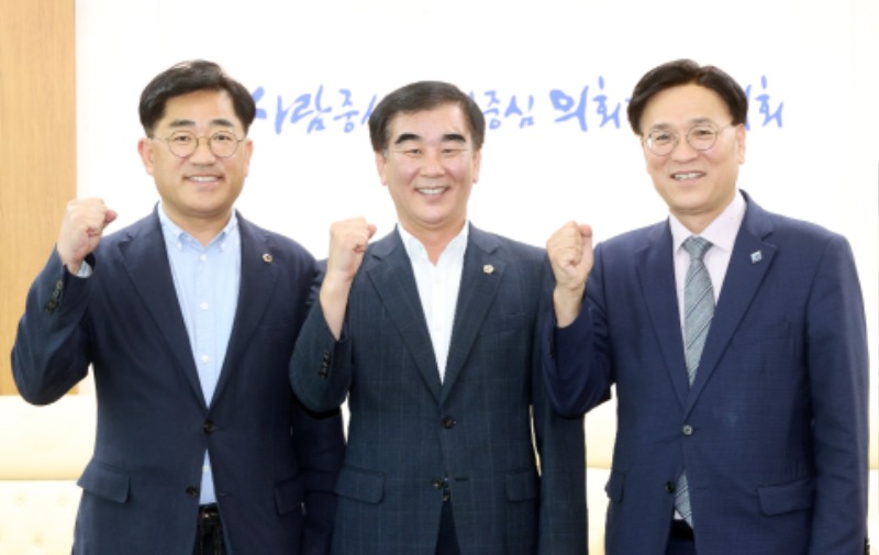 [사진 보도자료]220913 염종현 의장, 13일 이회수 경기교통공사 사장 직무대행 접견 (3).jpg