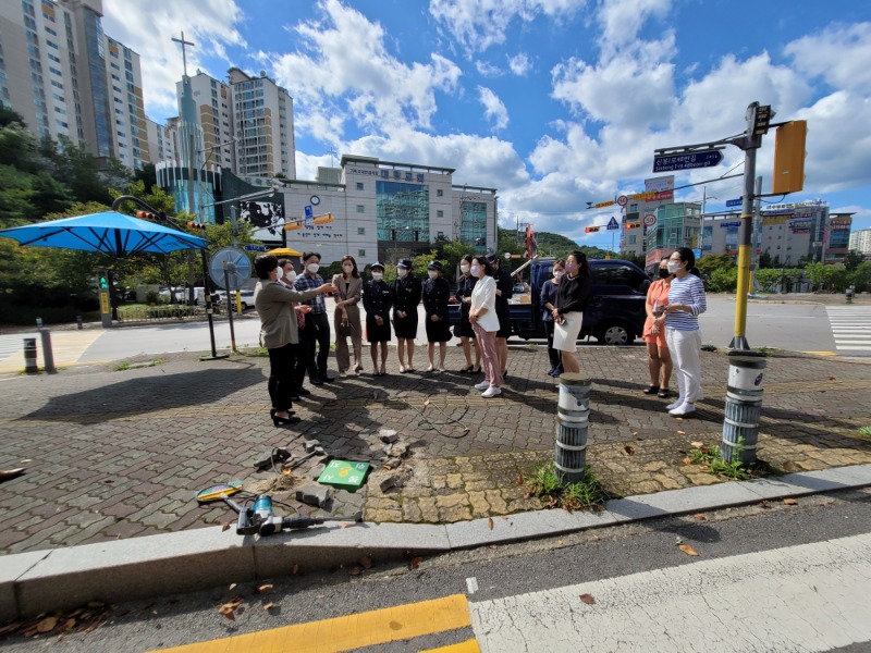 6-1. 이창식 용인특례시의회 의원, 용인녹색어머니연합회 간부, 신리초등학교 교장, 시 관계자 등이 수지구 신리초등학교 앞에 설치될 봉사 위치 안내 블록 시공 현장을 살피고 있다..jpg