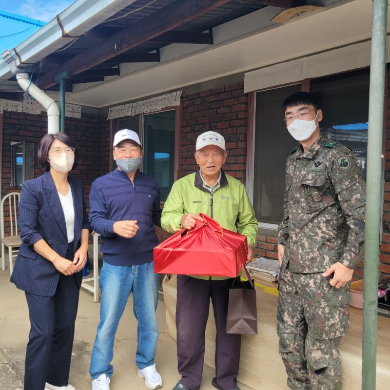 11. 이동읍이 이장협의회, 예비군 이동읍 읍대와 함께 관내 6·25 참전유공자 25가구를 방문해 선물을 전달하고 안부를 살폈다..jpeg