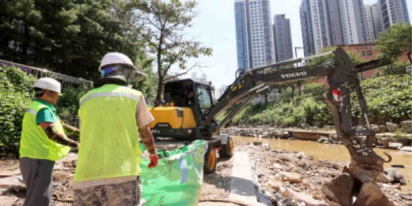 8-2. 수지구 동천동 산책로 유실 구간 긴급 복구 공사 모습 (1).jpg