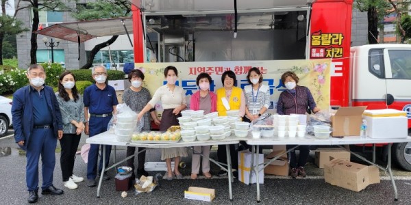 곰두리복지재단 용인시지회가 양지면의 저소득층, 홀로 어르신 노인 등 취약계층 120명에게 따뜻한 도시락으로 밥 한 끼를 대접했다..jpg