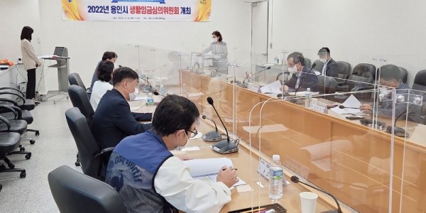 1. 지난달 30일 열린 생활임금위원회에서 위원들이 논의하고 있다..JPG