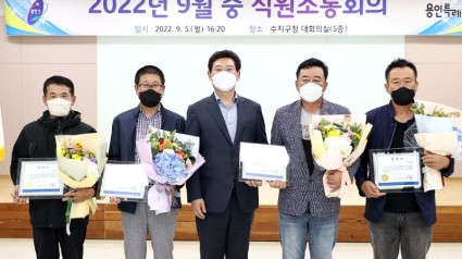 이상일 용인특례시장이 5일 수해 현장에서 인명을 구조한 이한순, 이형술, 이강민, 이강만(왼쪽부터) 등 4명의 시민 영웅들에게 ‘모범시민’ 표창을 전달하고 기념촬영을 하고 있다..jpg