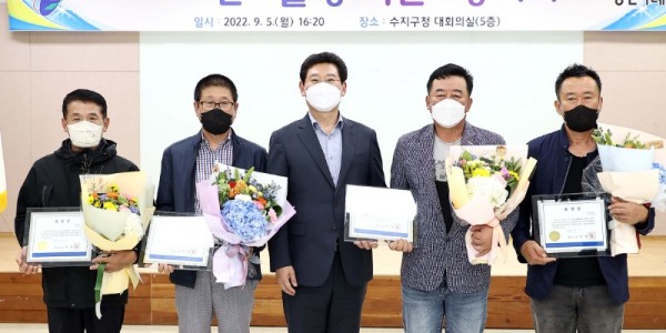 이상일 용인특례시장이 5일 수해 현장에서 인명을 구조한 이한순, 이형술, 이강민, 이강만(왼쪽부터) 등 4명의 시민 영웅들에게 ‘모범시민’ 표창을 전달하고 기념촬영을 하고 있다..jpg