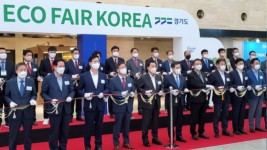 6-1 용인특례시는 지난 5일 수원컨벤션센터서 열린 ‘ECO FAIR KOREA 2022’에 참가해 경기도와 30개 시·군 경기도의회와 함께 ‘2050 탄소중립 공동 협력’을 선언했다. (좌측 네번째 황준기 용인시 제2부시장).jpeg