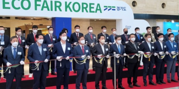 6-1 용인특례시는 지난 5일 수원컨벤션센터서 열린 ‘ECO FAIR KOREA 2022’에 참가해 경기도와 30개 시·군 경기도의회와 함께 ‘2050 탄소중립 공동 협력’을 선언했다. (좌측 네번째 황준기 용인시 제2부시장).jpeg