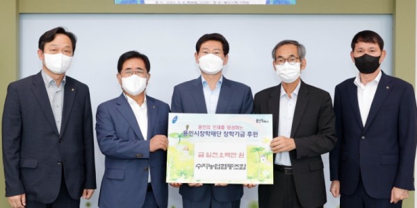 10. 이상일 용인시장이 홍순용 조합장 등 수지농협 관계자들과 기념촬영을 하고 있다.jpg