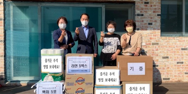 8. 이형주 용인특례시 처인구청장(왼쪽 두번째)이 추석 명절을 맞아 남사읍 진목리에 위치한 장애인시설 꽃동산을 방문해 위문품을 전달하고 관계자들과 기념촬영을 하고 있다..jpg