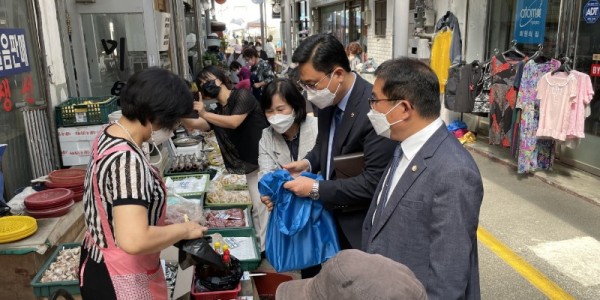 220908 이용욱 의원, 2022년 추석맞이 파주시 전통시장 장보기 실시 (1).jpg
