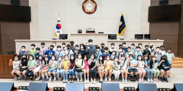 초당초교 학생들과 신현녀 의원, 김병민 의원.jpg