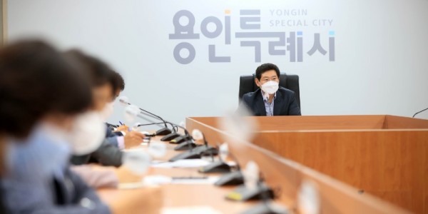 2-2. 이상일 용인특례시장이 시청 영상회의실에서 시 간부 공무원들과 회의를 하고 있다.JPG