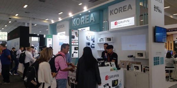 3-2. 차량용 스마트폰 거치대를 생산하는 그립인 부스에서 현지 바이어들이 둘러보고 있는 모습이다..jpg