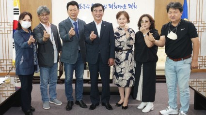 [사진 보도자료]220914 염종현 의장, 14일 조운희 한국미술협회 경기도지회장 접견 (3).jpg