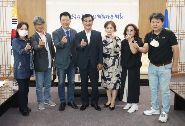 [사진 보도자료]220914 염종현 의장, 14일 조운희 한국미술협회 경기도지회장 접견 (3).jpg